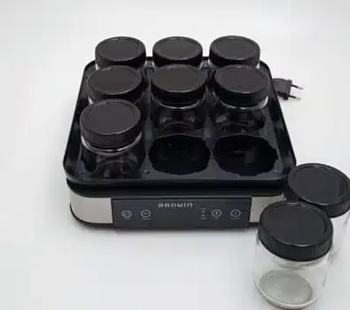 yoghurt maskin 1.6liter digital med burkar bredvid.webp